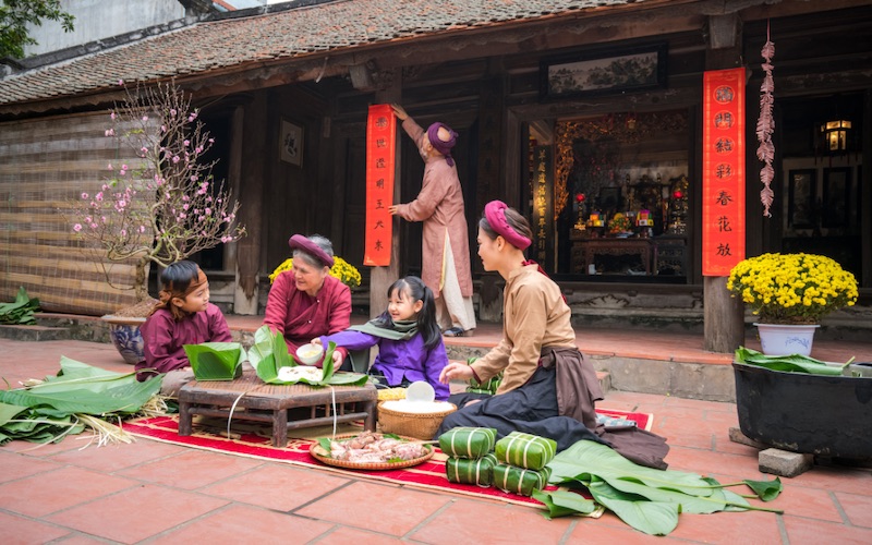 Trang trí nhà đón Tết bằng câu đối đỏ