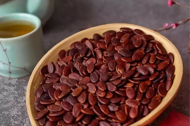 Đầu năm ăn gì để may mắn? Top 20+ món ngon lấy lộc 43 Ăn Hạt dưa đỏ dịp Tết