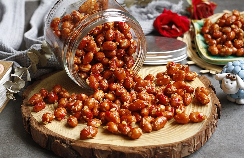 Đậu phộng rang tỏi ớt món nhậu Tết đơn giản