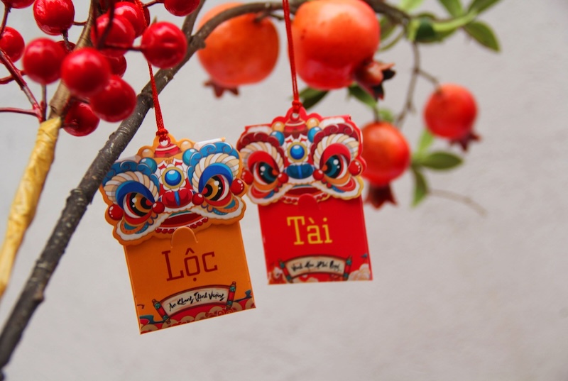 Treo bao lì xì lên cây cảnh