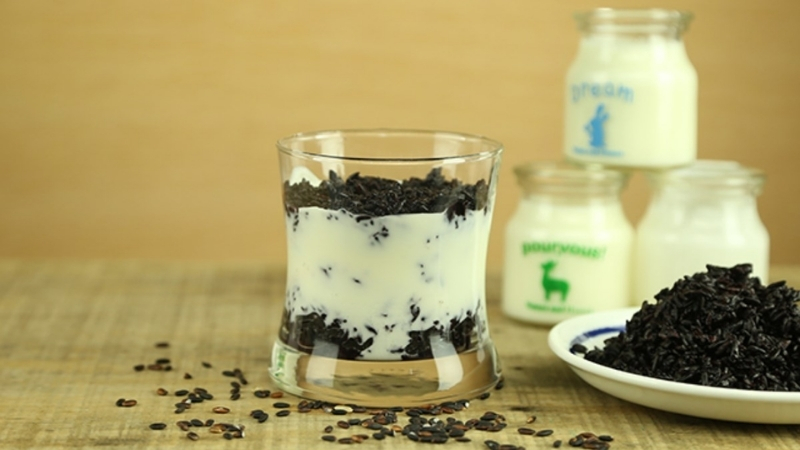 Sữa chua nếp cẩm dẻo mịn, mát lạnh, giúp đỡ ngán