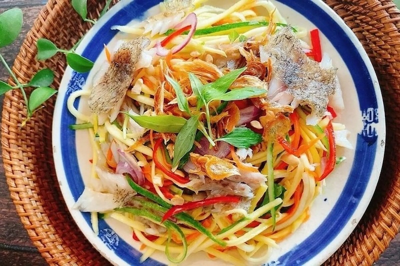 Nhậu ngày Tết với gỏi xoài khô cá sặc 