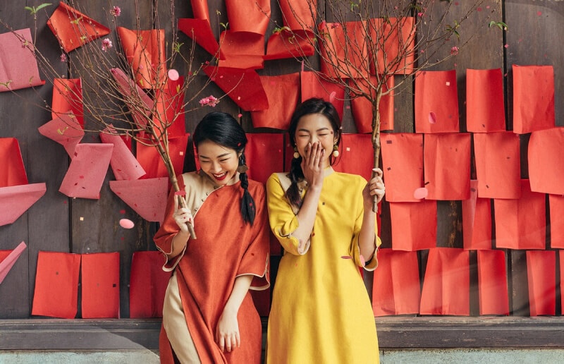 Mùng 1 Tết 2026 Mặc Màu Gì Để May Mắn Cả Năm? 32 mùng 1 mặc màu gì