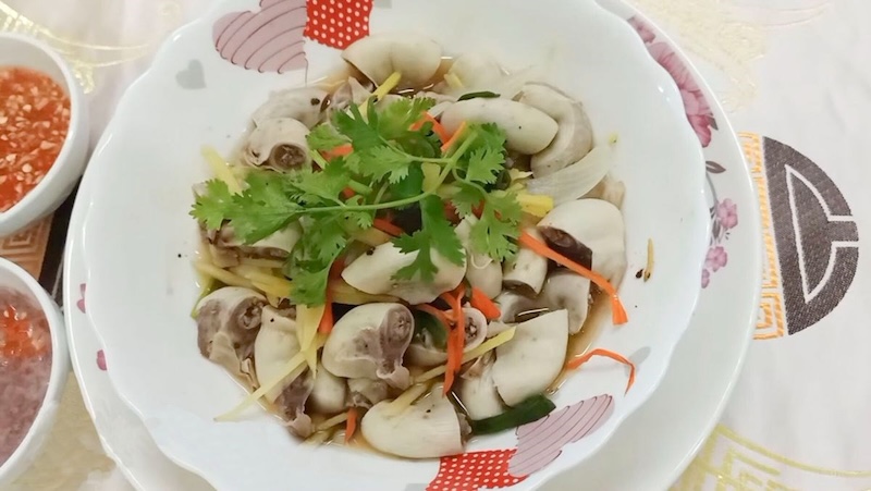 Dồi trường hấp gừng món nhậu Tết lạ miệng