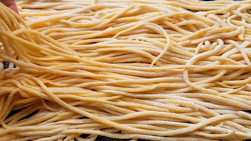 Đầu năm ăn gì để may mắn? Top 20+ món ngon lấy lộc 42 Ăn mì sợi dài tượng trưng cho trường thọ