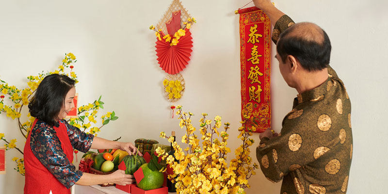 gia đình trang trí Tết