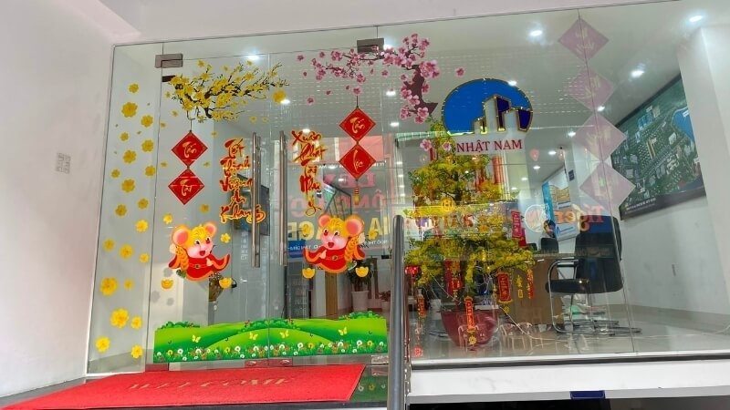 Trang trí văn phòng với decal kính theo chủ đề