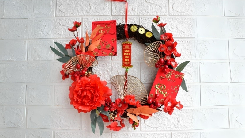 Trang trí phòng khách bằng vòng hoa treo tường