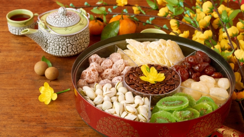Sắp xếp khay bánh mứt, trà Tết để tiếp khách