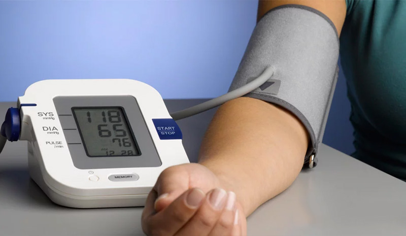 Tặng bố máy đo huyết áp