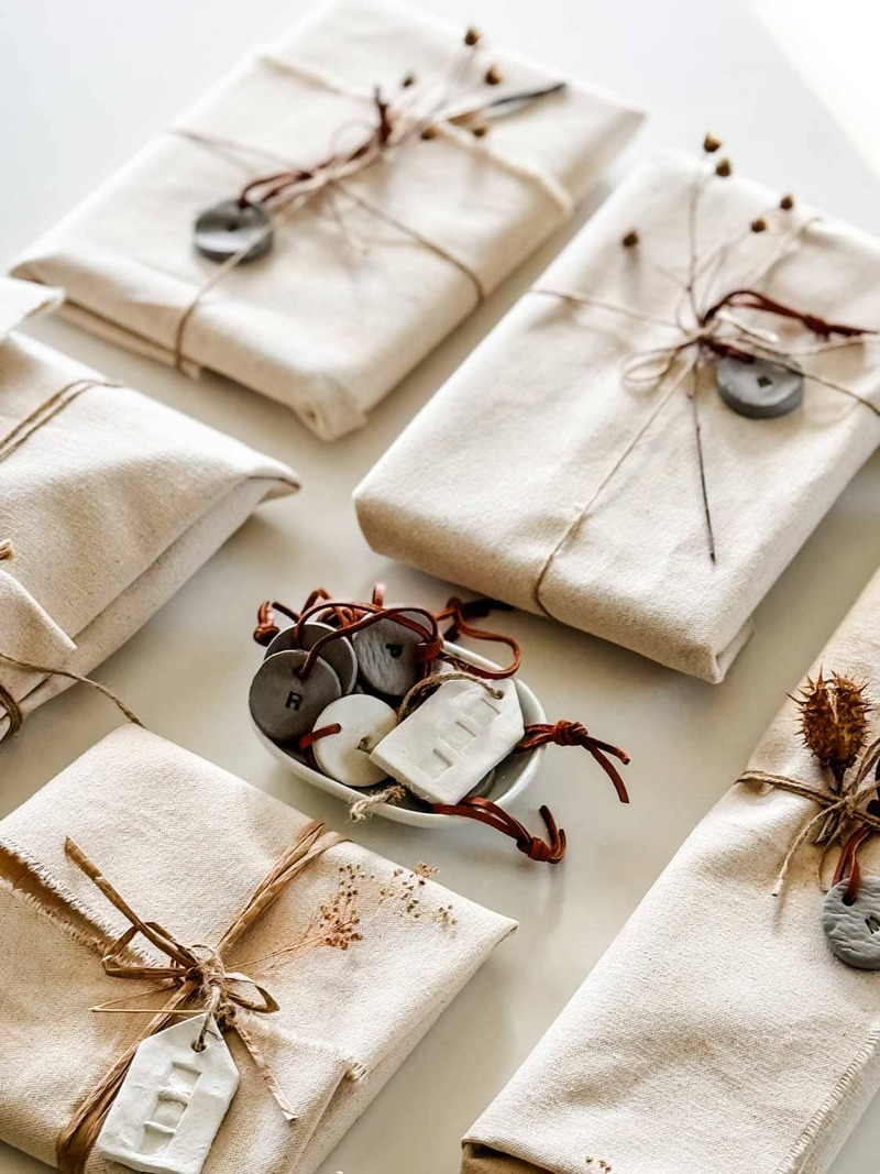 Cách gói quà sinh nhật bằng khăn