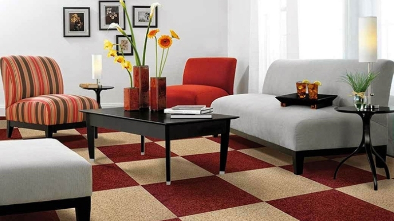 Sử dụng thảm trải sàn tông đỏ cho phòng khách