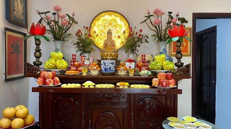 Trang trí bàn thờ gia tiên trang nghiêm, ấm cúng