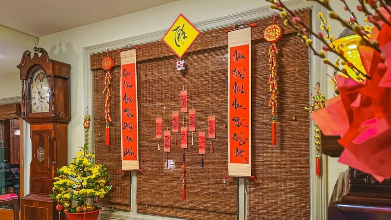 Trang trí phòng khách ngày Tết với câu đối đỏ