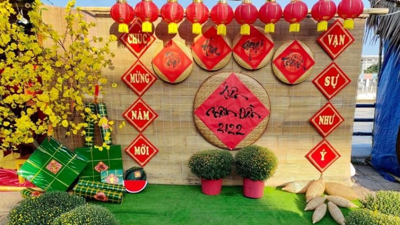 Trang trí Tết văn phòng với mẹt tre