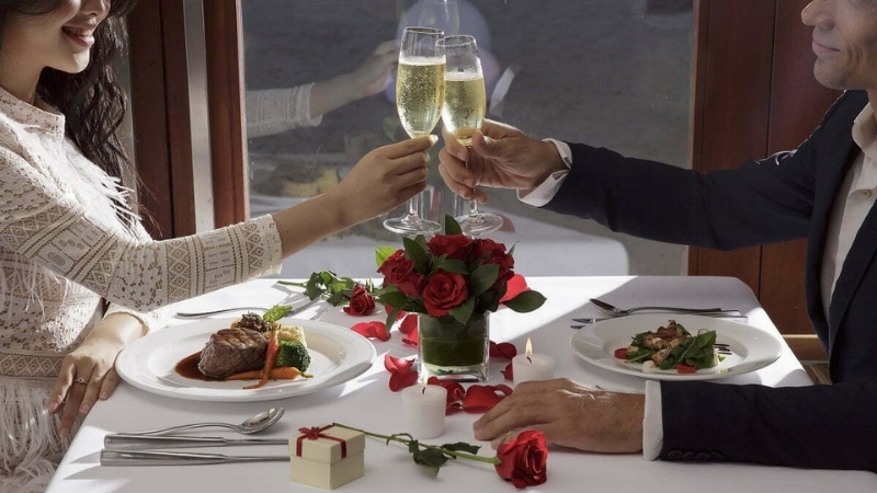 Bữa ăn tối lãng mạn với ly rượu vang đỏ cùng với vợ