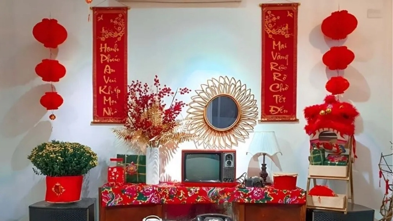 Trang trí khu vực tường phòng khách ngày Tết