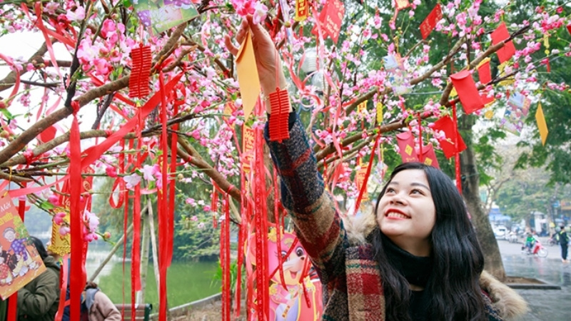 Đi chùa hái lộc đầu năm