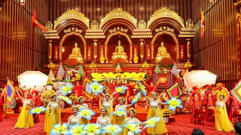 15 Lễ hội ngày Tết truyền thống Việt Nam đậm đà bản sắc 24 Lễ hội Yến Tử ở Quảng Ninh