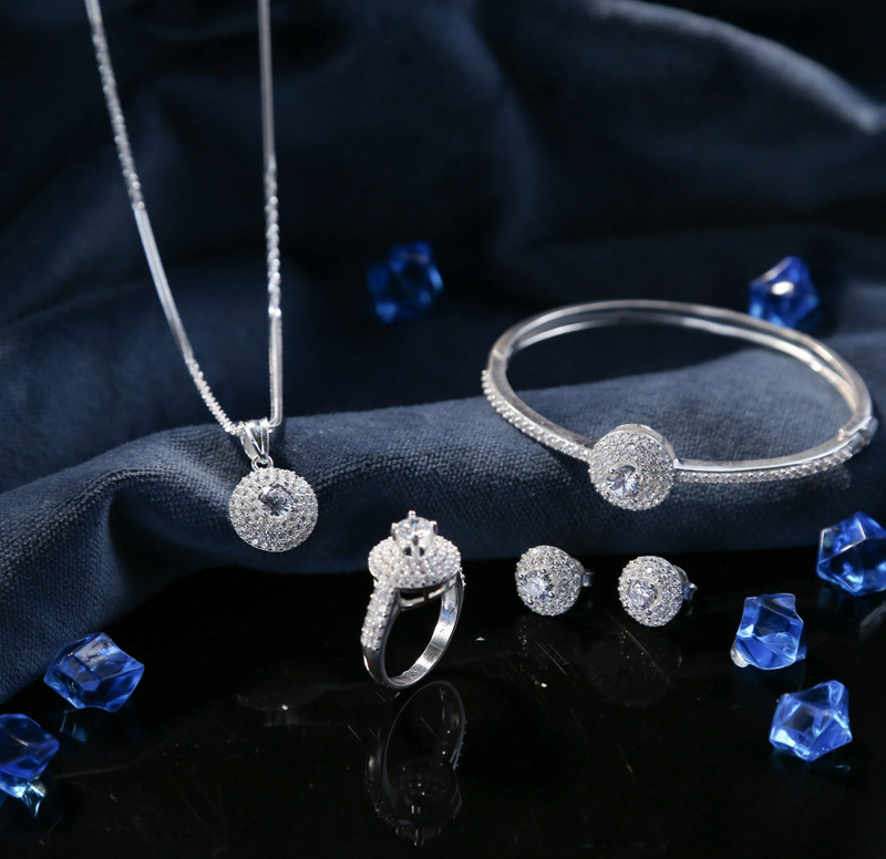 Tặng trang sức dịp sinh nhật của mẹ