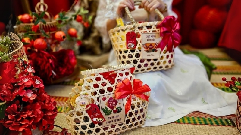 Trang trí văn phòng ngày Tết với giỏ quà Tết