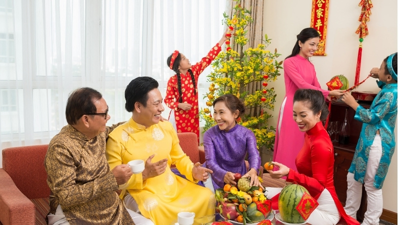 Mặc quần áo sáng màu ngày Tết