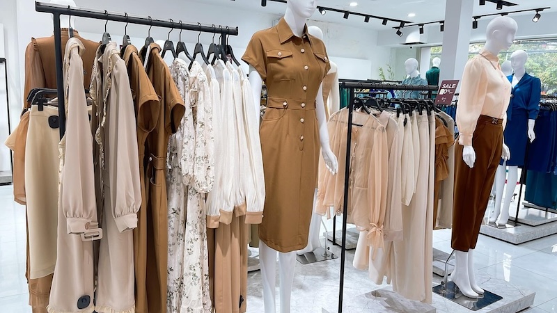 Tặng quần áo cho chị gái