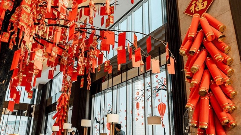 Trang trí văn phòng ngày tết với bao lì xì đỏ