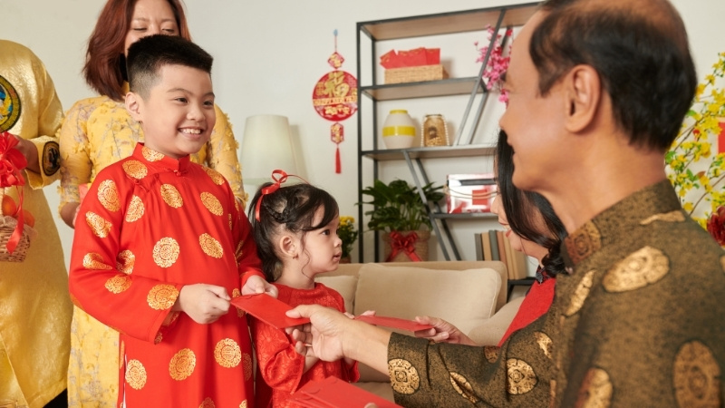 Nhận lì xì từ người lớn đầu năm
