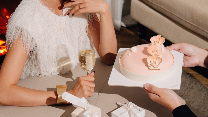 Làm bánh ngọt tặng quà cho chị gái