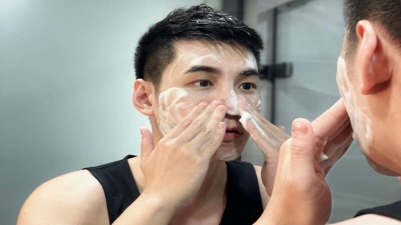 Tặng sản phẩm chăm sóc da cho anh trai