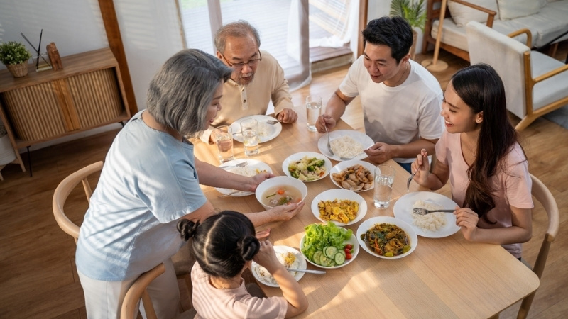 Ăn bữa cơm tất niên cùng gia đình
