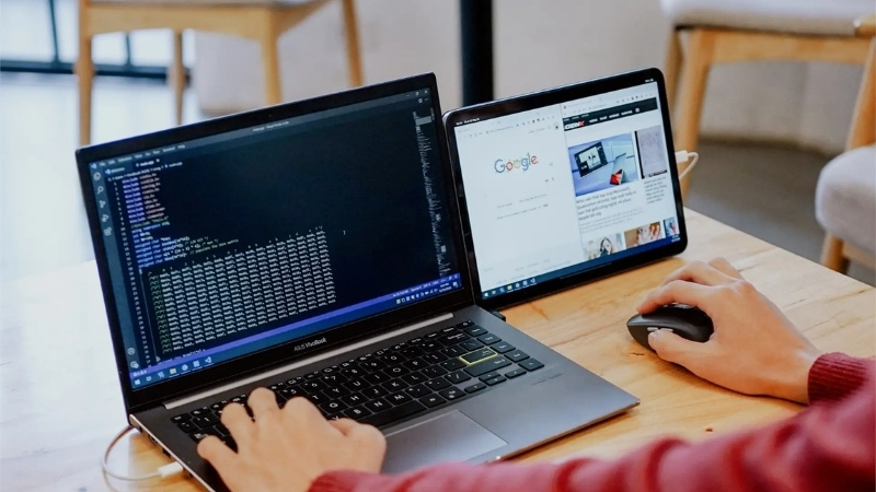 Tặng sinh nhật nam 35 tuổi với laptop làm việc