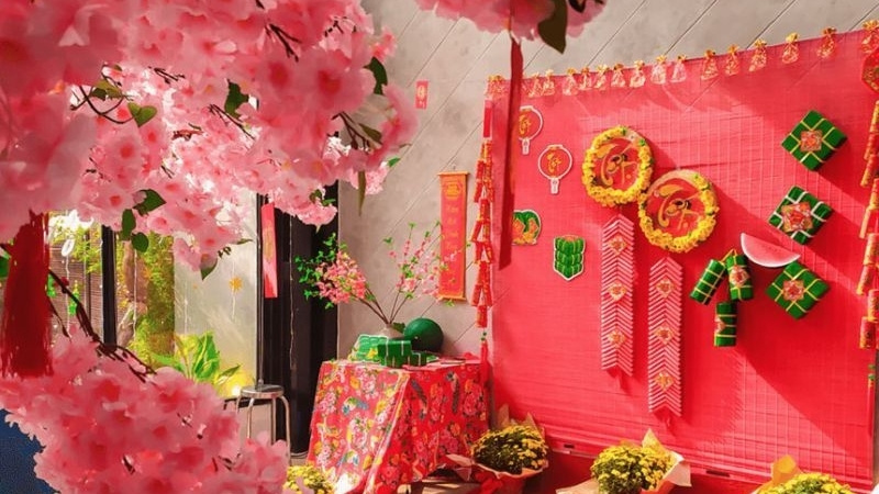 Pháo đỏ, phụ kiện treo may mắn trang trí văn phong ngày Tết