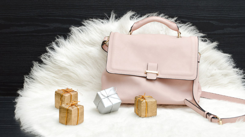 Túi xách là món quà tặng sếp nữ kinh điền