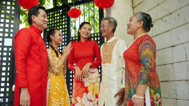 Mặc quần áo tươi mới đầu năm