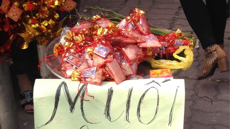 Mua muối vào ngàu đầu năm mới