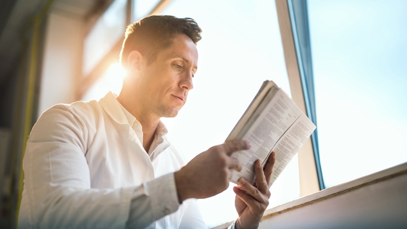 Tặng sách cho anh trai