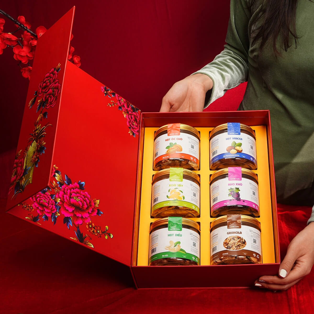 Hộp quà trà, bánh, hạt và trái cây sấy