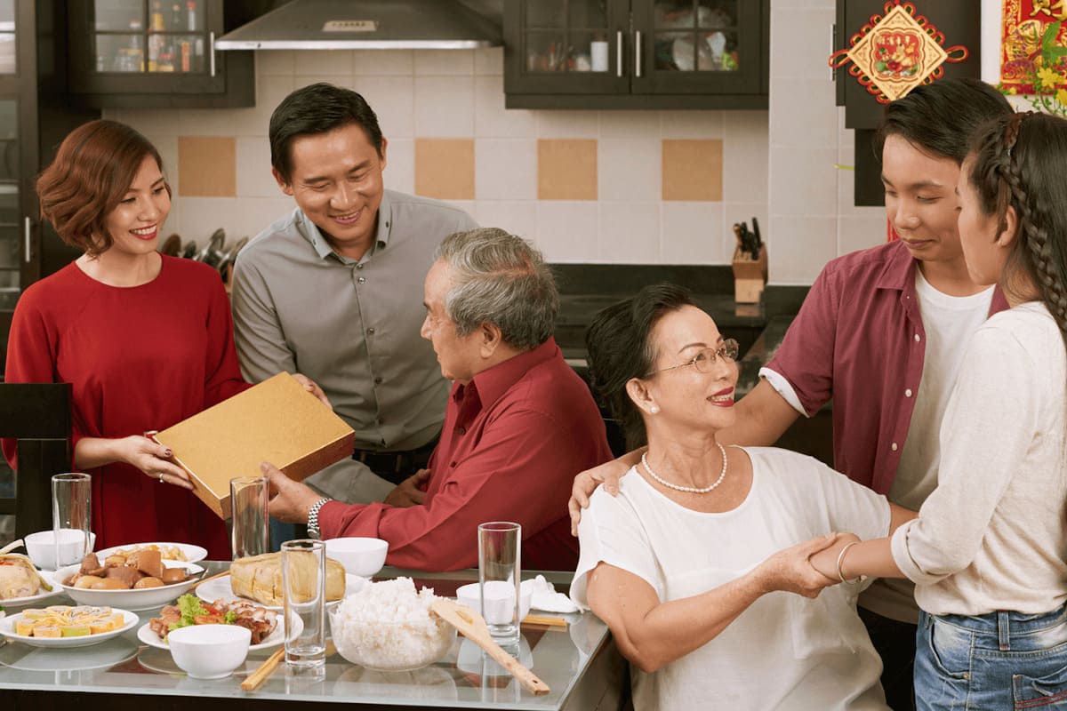 Lỗi cần tránh khi chúc Tết bố mẹ người yêu