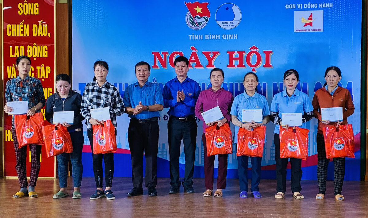 Tặng quà cho nhân viên