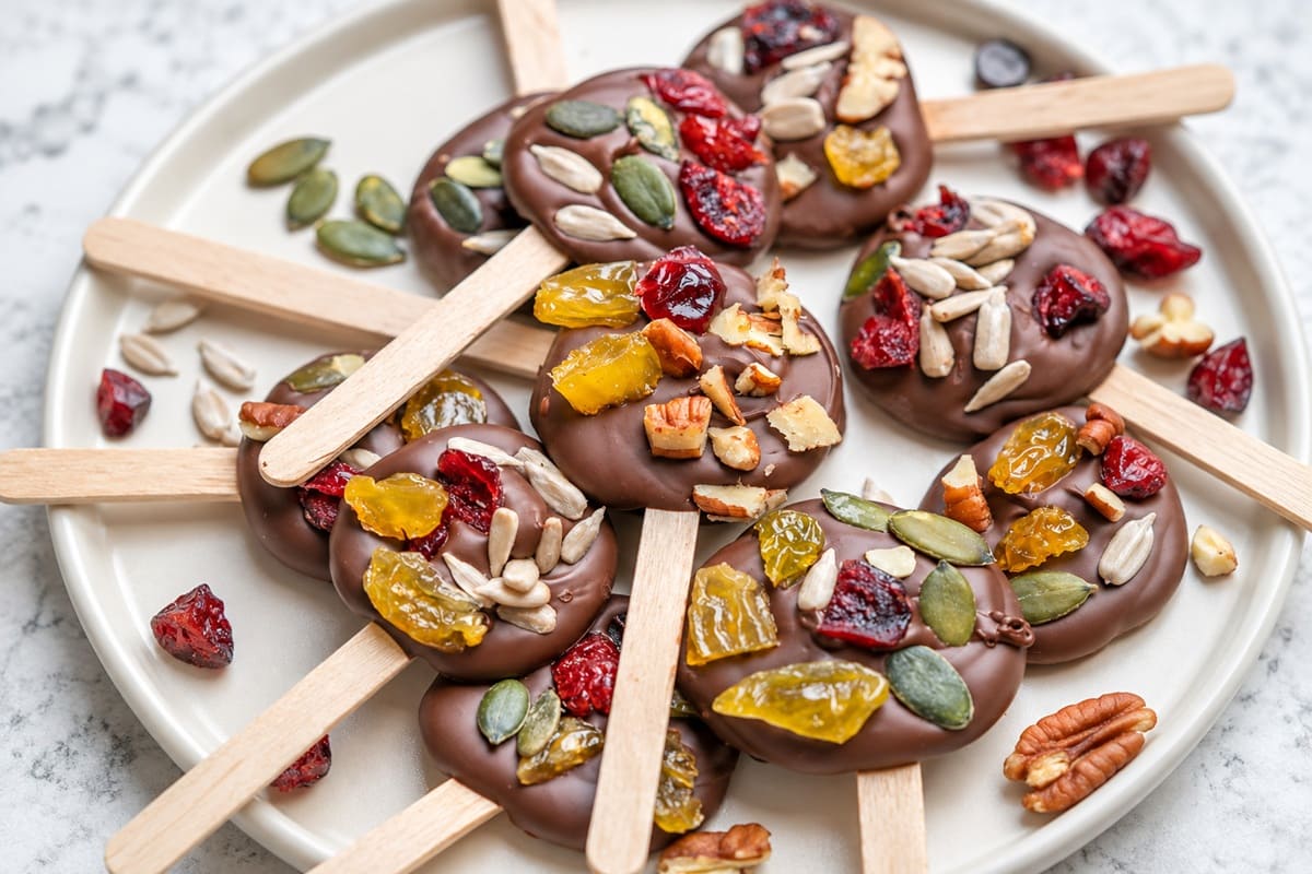 Chocolate và trái cây sấy tặng đồng nghiệp