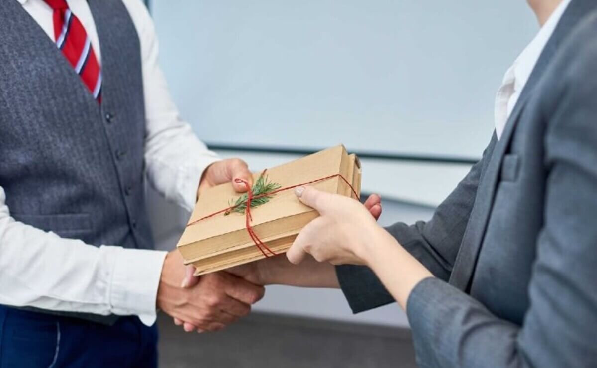 Tặng quà phù hợp cho đối tác