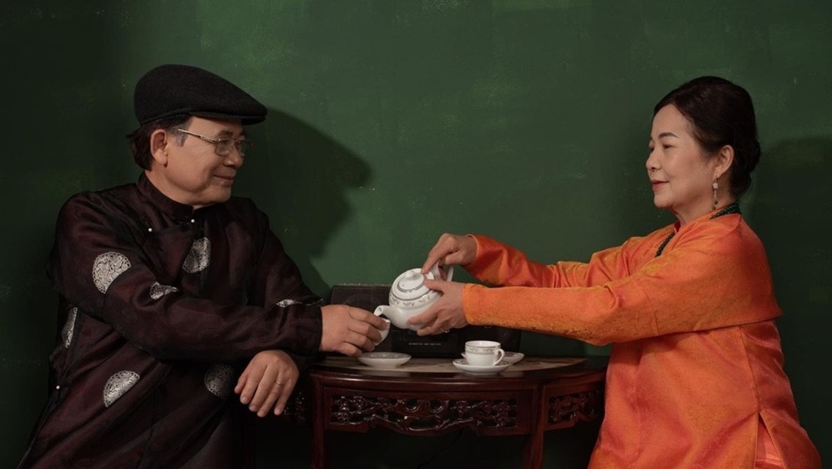 Tặng áo dài cho ông bà