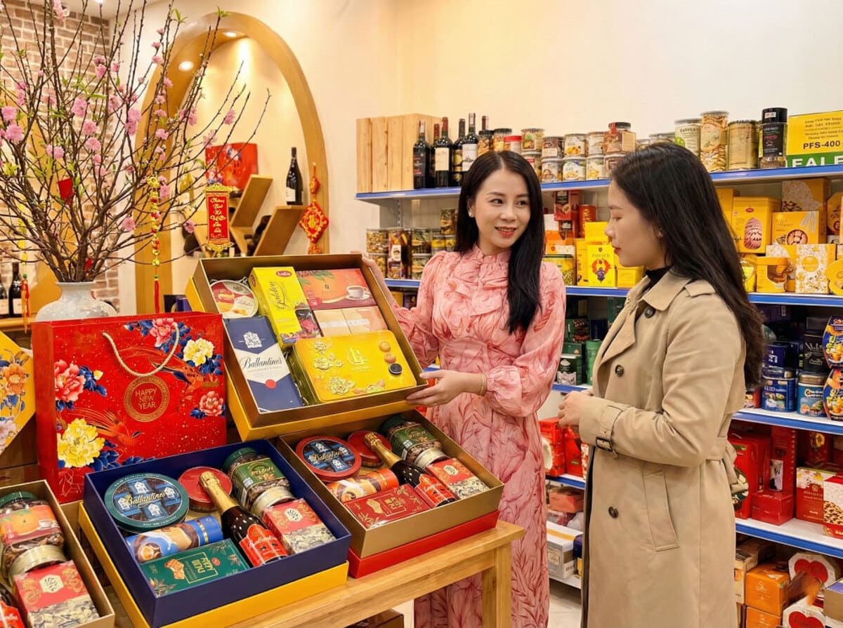 Tư vấn khách hàng mua quà Tết