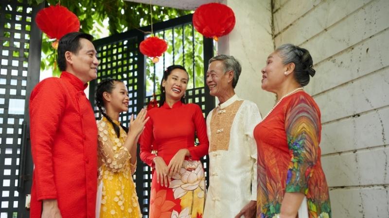 Mùng 1 Nên Làm Gì Để Cả Năm May Mắn và Thuận Lợi? 29 Mùng 1 Tết mặc quần áo sáng màu