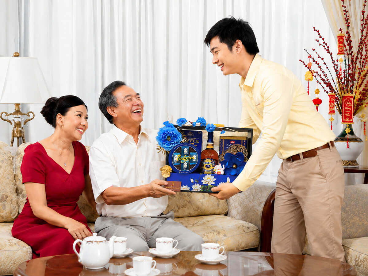 Nói gì khi biếu quà cho bố mẹ chồng/vợ