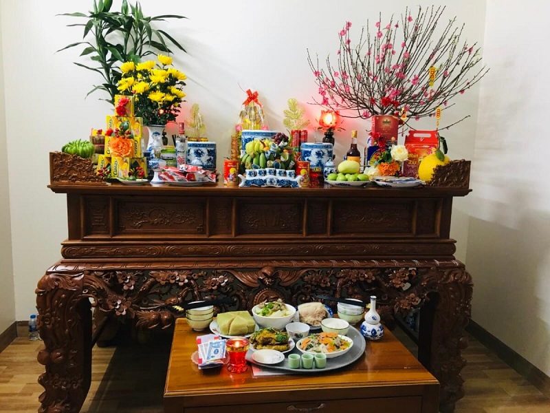 Hoa đào ngày Tết đẹp trên bàn thờ