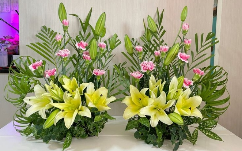 Cắm bình hoa ly chưng bàn thờ