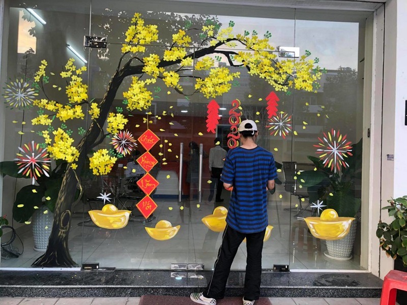 Trang trí Tết trên cửa kính